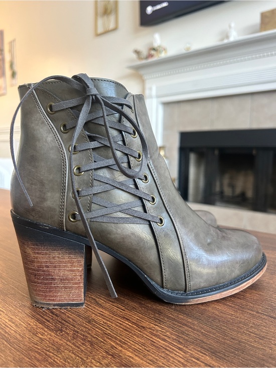 Shoes - 93 Vintage Women's Lace-Up Ankle Boot in Olive